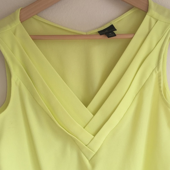 Worthington pleated v neck sleeveless top Size M - Picture 3 of 6